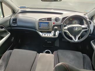 2010 Honda stream - Thumbnail